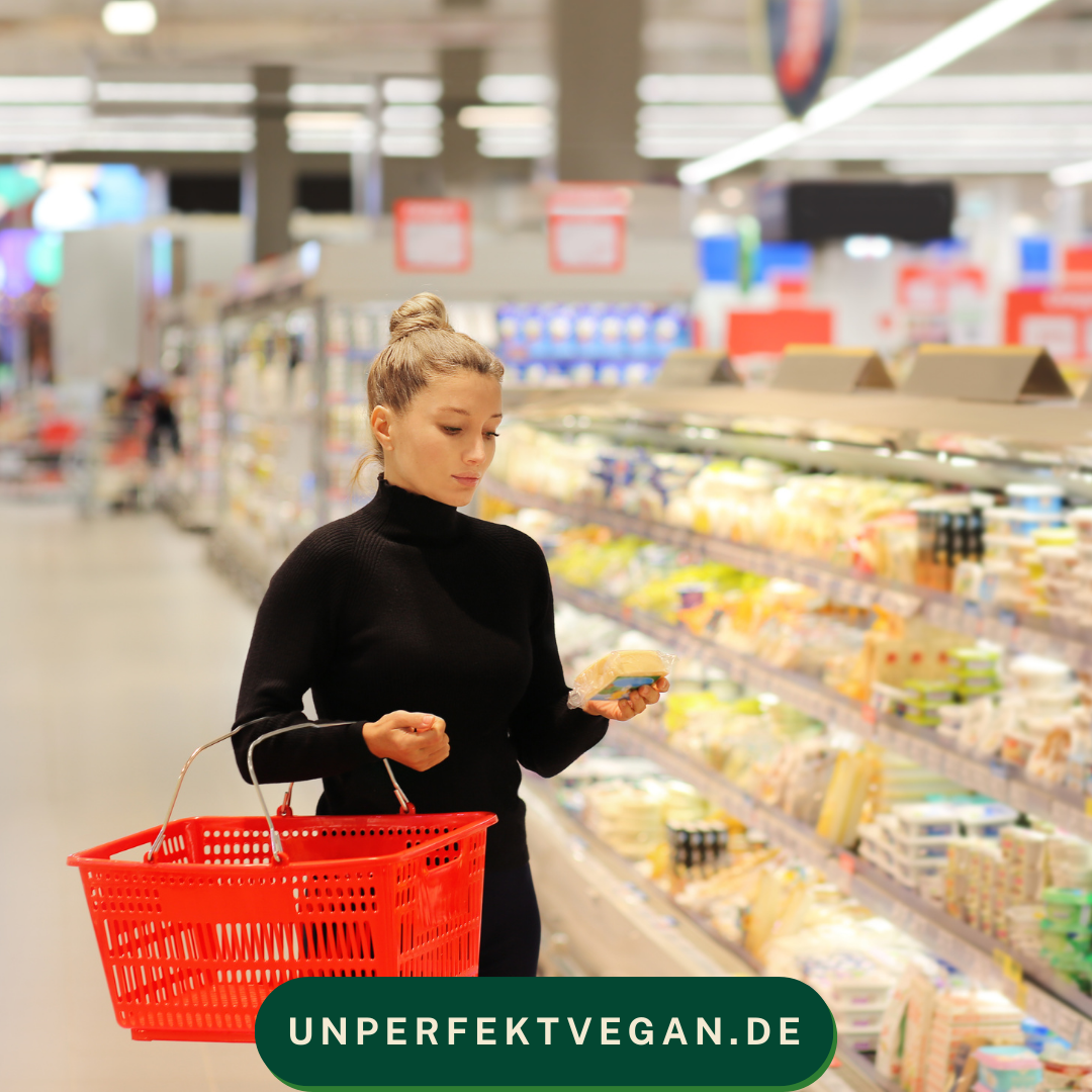 Eine Frau liest im Supermarkt die Produktinformation auf einer Packung.